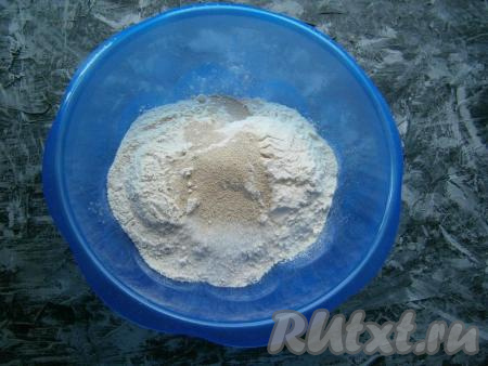 В муку всыпать соль и сахар, добавить сухие дрожжи.