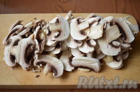 Грибы нарезать пластинами.