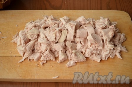 Отварную куриную грудку порезать небольшими кусочками.