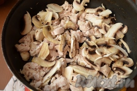 Грибы и курицу обжарить на оливковом масле до золотистого цвета.