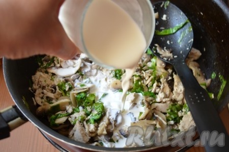 Влить сливки, перемешать.