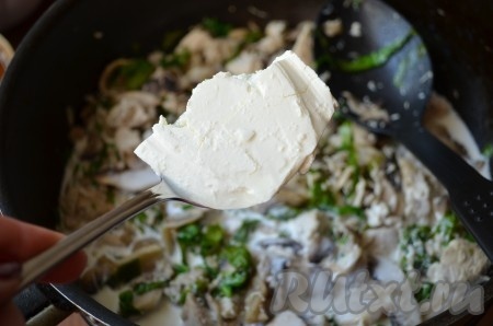 Добавить сливочный сыр, посолить и поперчить по вкусу. Довести до кипения, готовить до расплавления сыра.