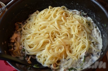 Добавить в сковороду готовые макароны, перемешать.