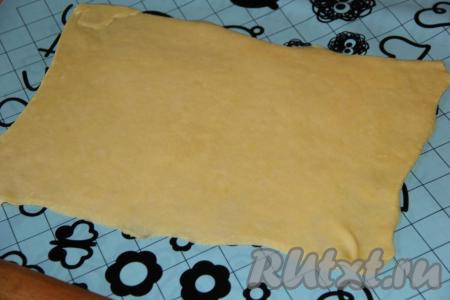 Тесто разделить на две равные части. Каждую часть теста раскатать в прямоугольный пласт. У нас получится два пласта.