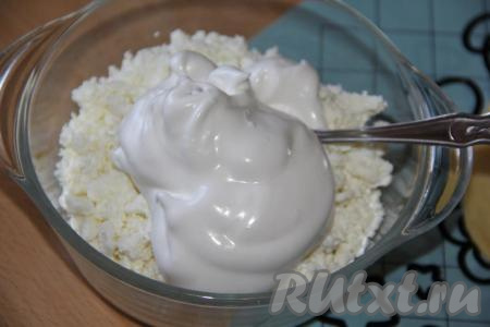 Взбитые белки добавить в творог.