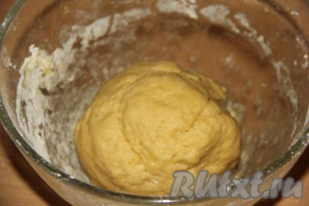 Замесить мягкое и нежное тесто. Тесто сначала будет липнуть, но его нужно хорошо вымесить и оно станет, как пластилин.