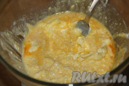 Перетереть массу вилкой до однородного состояния. Затем добавить  цедру и сок лимона, ещё раз перемешать.