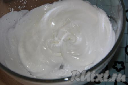 Для приготовления начинки взбить охлаждённый белок с сахаром и ванильным сахаром до стойких пиков.