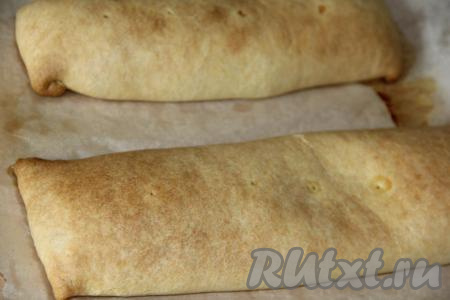 Выпекать печенье с творожной начинкой в разогретой духовке, примерно, 40 минут (до золотистого цвета) при температуре 200 градусов.