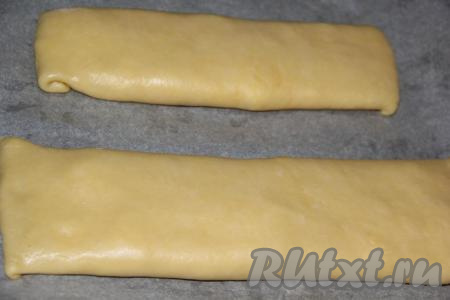 Выложить наши заготовки швом вниз на противень, застеленный пергаментом. На поверхности теста сделать несколько проколов зубочисткой.