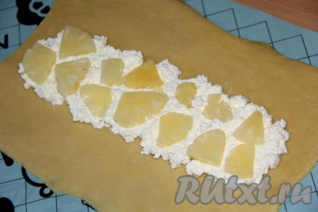 Поверх творога выложить кусочки ананаса (вместо кусочков ананаса можно использовать кольца ананасов, свежие или консервированные фрукты и ягоды).