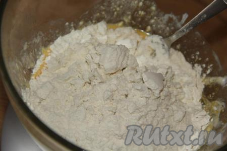 В получившуюся массу всыпать муку и разрыхлитель.