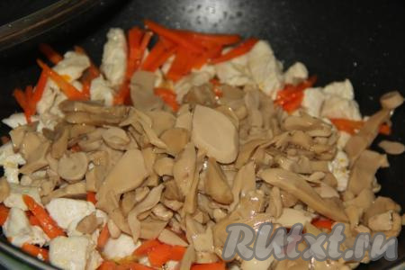 С консервированных шампиньонов слить жидкость и добавить грибы в сковороду. У меня резанные грибы.