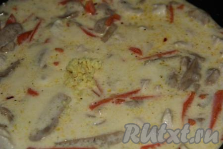 Добавить в сковороду чеснок, пропущенный через пресс, перемешать, потомить блюдо под крышкой пару минут, снять с огня и дать отдохнуть минут 5-10.