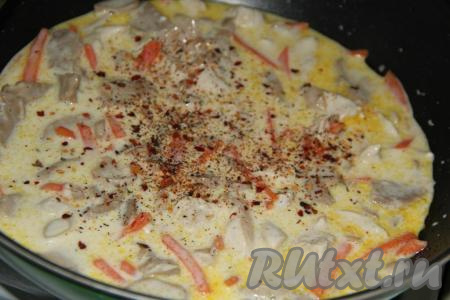 Довести соус до кипения на медленном огне, добавить соль и специи по вкусу.