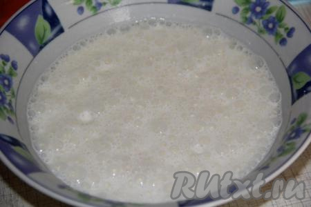 Для приготовления соуса соединить молоко, сметану и муку, взбить венчиком молочно-сметанный соус.