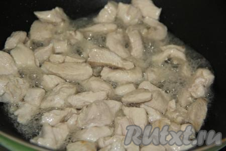 Обжарить мясо в течение&nbsp;3 минут, периодически помешивая, на среднем огне.