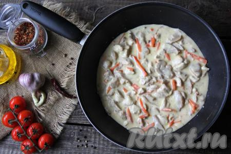 Подать вкусную и нежную курицу в молочно-сметанном соусе к столу с любым гарниром. Попробовав приготовить&nbsp;это простое домашнее блюдо, я уверена, вы возьмёте этот рецепт в свою кулинарную книгу.
