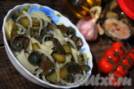 Вот такой простой, но очень вкусный салат из солёных грибов, картошки и солёных огурчиков&nbsp;получился. Отличный закусочный салат, рекомендую!