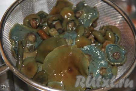 Грибочки предварительно промыть под проточной водой. Если грибы очень солёные, то можно залить их холодной водой и оставить на пару часов, периодически меняя воду.&nbsp;