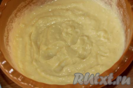 Взбить картофельную смесь&nbsp;миксером в однородную и пышную массу.