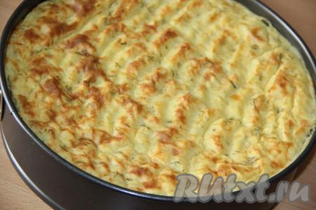 Выпекать пирог с картошкой и грибами в разогретой духовке, примерно, 1 час при температуре 200 градусов.