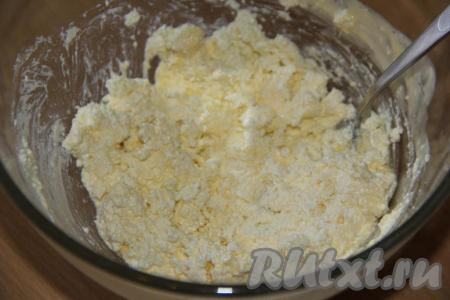 Творог с маслом размять вилкой до однородности.