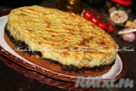 Дать пирогу полностью остыть, а затем снять бортики формы и переложить выпечку на тарелку. Вкусный и сытный пирог с начинкой из картофеля и грибов можно кушать и в горячем, и в холодном виде. Творожное тесто на кефире отлично подходит для такой выпечки. Такой аппетитный пирог многим придётся по вкусу, попробуйте!