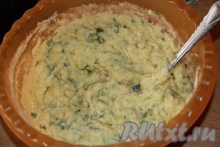 Ложкой перемешать картофельную массу, она не должна быть жидкой, по консистенции должна&nbsp;напоминать домашнюю сметану средней густоты, посолить по вкусу.