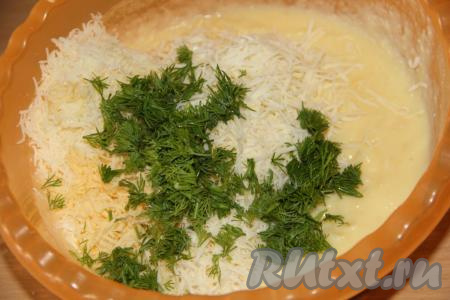 Укроп мелко нарезать и добавить в картофельную массу.