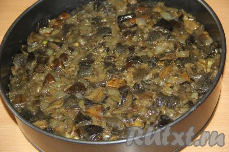 Затем выложить остывшую грибную начинку.