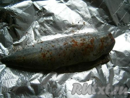 Натереть скумбрию снаружи и внутри солью и специями, разместить ее на сложенном вдвое листе фольги.