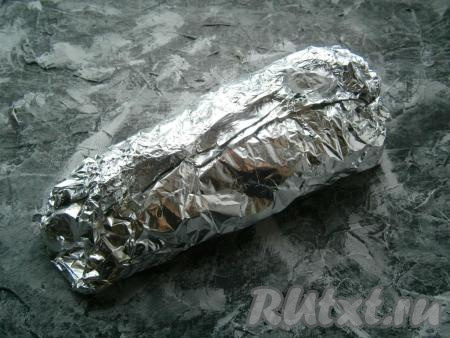 Плотно завернуть рыбу в фольгу.