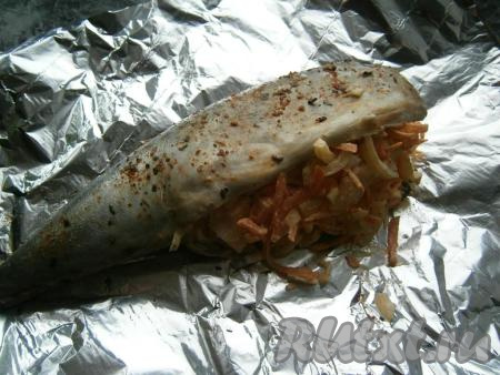 Наполнить брюшко скумбрии приготовленной овощной начинкой, полить рыбку сверху растительным маслом.