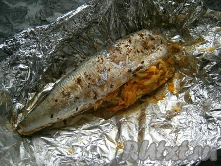 Фаршированную скумбрию, завёрнутую в фольгу, запекать в разогретой духовке при температуре 180 градусов около 40-45 минут.