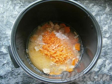 Когда мясо с овощами обжарятся, добавить к ним чечевицу, всыпать соль, налить теплую воду.