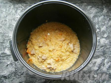 Выставить программу "Тушение" на 40-45 минут, крышку мультиварки закрыть. Готовую чечевицу с мясом перемешать.