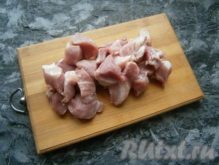 Мясо нарезать средними кусочками.