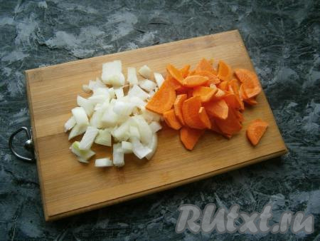 Очистить лук и морковь. Лук нарезать произвольно, морковь - кружочками (или полукружочками).
