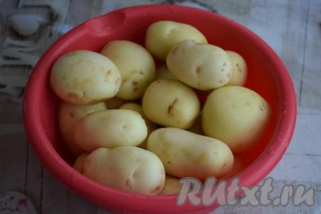 Далее моем картофель при помощи абразивной стороны губки, тем самым счищая кожицу, - это очень действенный метод, который поможет легко очистить клубни от кожуры. Для чистки молодой картошки можно еще использовать железную губку для мытья посуды, а можно просто соскоблить кожицу ножом.