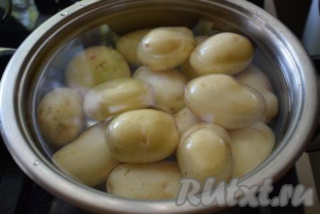 Кипятим воду в чайнике. Далее очищенную молодую картошку кладем в кастрюлю для варки и полностью заливаем кипятком.