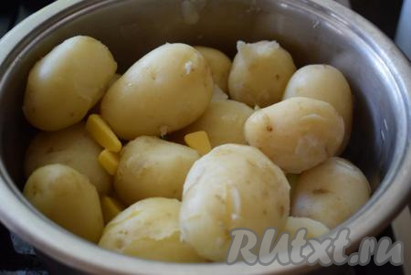 Далее варим картофель еще 7-8 минут и проверяем его готовность при помощи ножа. Если нож легко входит в клубень, значит отварной картофель готов. Время приготовления молодой картошки&nbsp;будет зависеть от сорта и размера клубней.&nbsp;Готовый картофель снимаем с огня и сливаем воду. Добавляем к картофелю сливочное масло и слегка встряхиваем кастрюлю, для того чтобы масло равномерно распределилось по всей поверхности клубней.