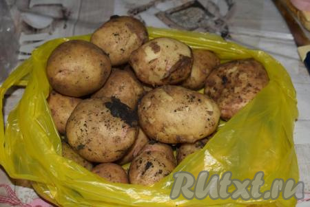 Молодой картофель замочить в воде с солью на 5-10 минут - делаем это для того, чтобы кожица напиталась влагой и легко очищалась.