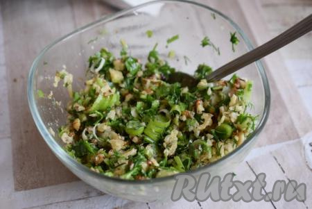 Разминаем толкушкой орехи с зеленью&nbsp;для того, чтобы зелень дала сок.&nbsp;Наш ароматнейший и вкуснейший соус из грецких орехов, чеснока и зелени готов.