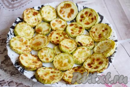 Выкладываем теплые кабачки на блюдо для подачи.