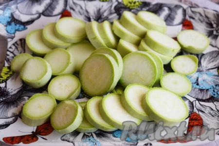 Молодые кабачки моем и, не очищая кожуры, режем на кружочки толщиной, примерно, 0,5 см.