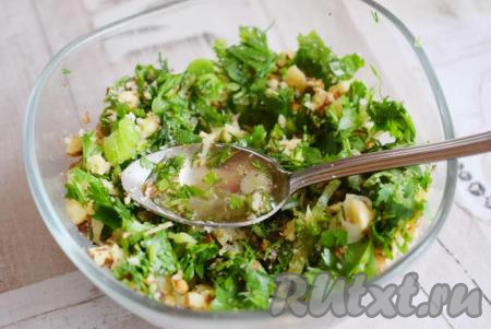 Смешиваем зелень с орехами, добавляем щепотку соли и 1/2 чайной ложки&nbsp;растительного масла.