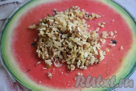 Грецкие орехи слегка подсушиваем, помешивая, на сухой&nbsp;сковороде на среднем огне (минуты 2), затем даём орешкам остыть и измельчаем при помощи ножа.