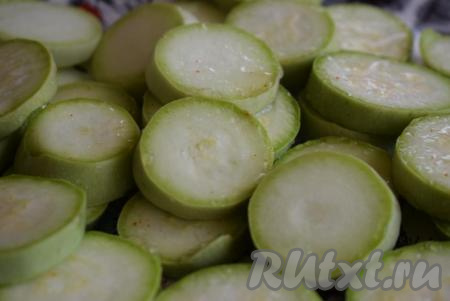 Солим нарезанные кабачки и даем постоять&nbsp;минут 10, для того чтобы они просолились и пустили сок.