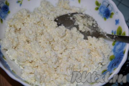 Перемешать творог с сахаром, я решила добавить ещё и ванильный сахар (добавлять или нет ванильный сахар - дело вкуса), перемешать и начинка для вареников готова. 